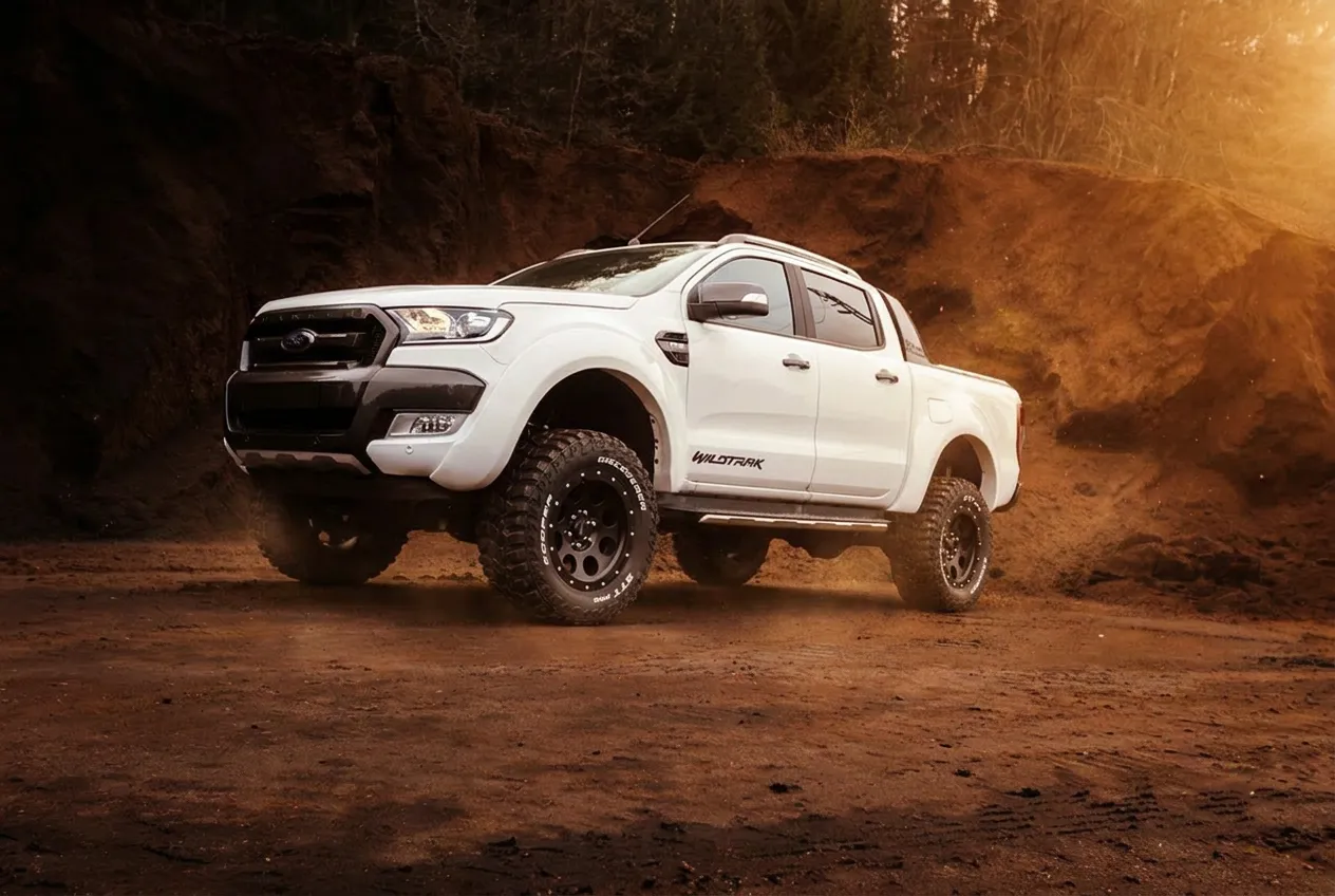 Höhergelegter weißer Ford Ranger Wildtrak (bis 2022) im Gelände