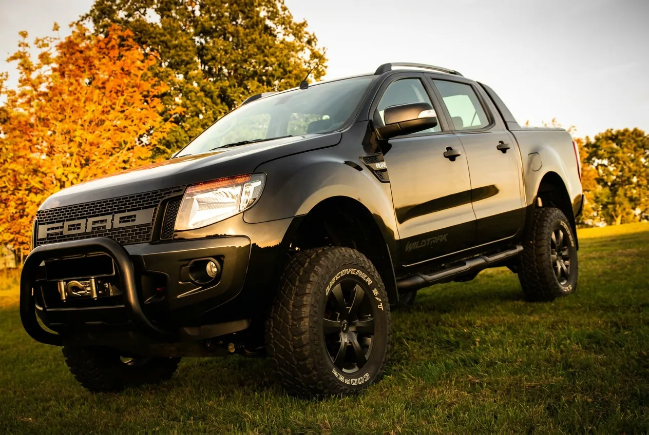 Schwarzer Ford Ranger (bis 2022) mit Frontbügel von Michaelis Tuning im Abendlicht