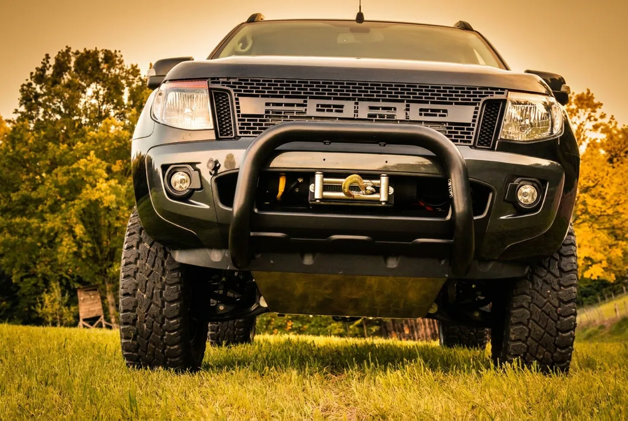 Frontdetail des Ford Ranger (bis 2022) mit Seilwinde und Edelstahlbügel