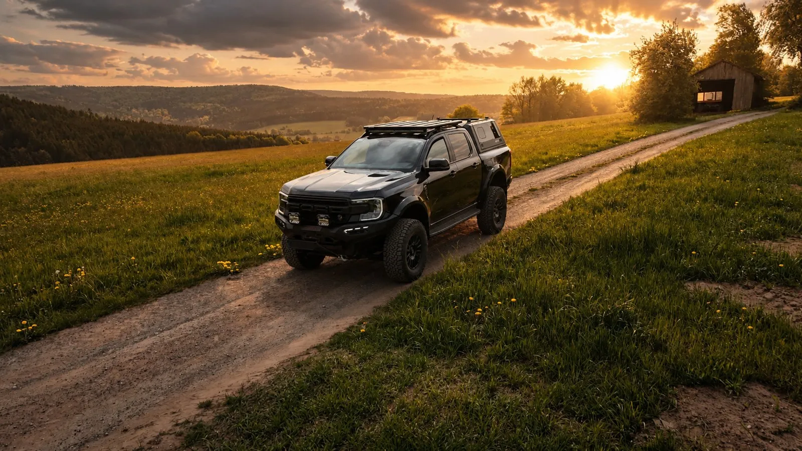 Schwarzer Ford Ranger der neuen Generation (ab 2022) von Michaelis Tuning im Abendlicht